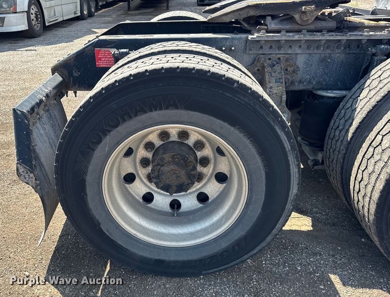 image for item ER0022 2014 Volvo VNL semi truck