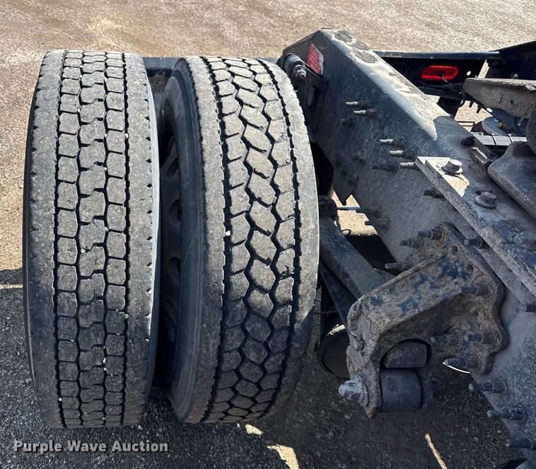 image for item ER0022 2014 Volvo VNL semi truck