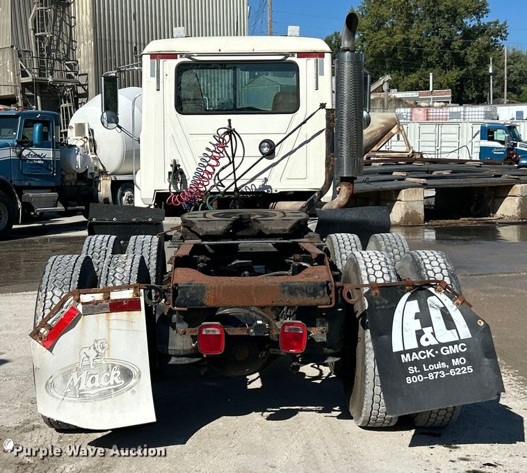 image for item ET3112 2004 Mack CH613 semi truck