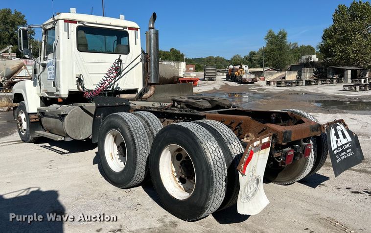 image for item ET3112 2004 Mack CH613 semi truck