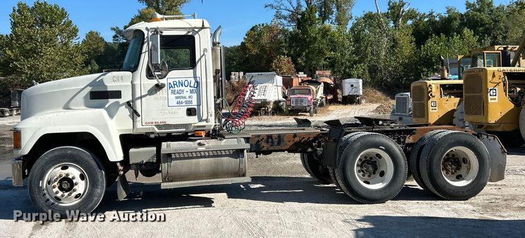 image for item ET3112 2004 Mack CH613 semi truck
