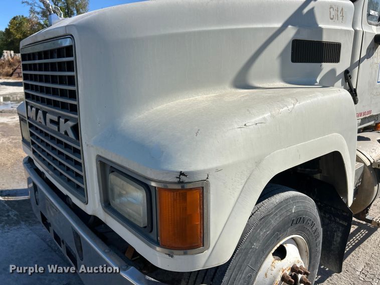 image for item ET3112 2004 Mack CH613 semi truck