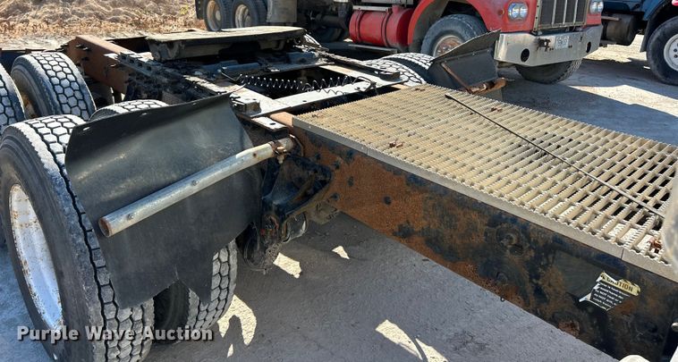 image for item ET3112 2004 Mack CH613 semi truck