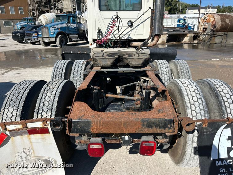 image for item ET3112 2004 Mack CH613 semi truck