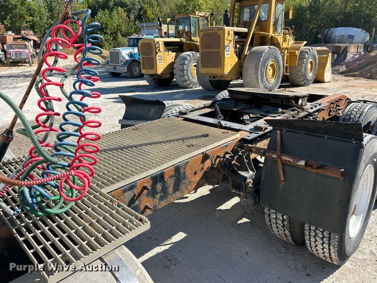 image for item ET3112 2004 Mack CH613 semi truck