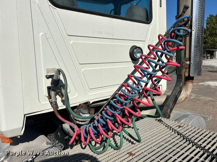 image for item ET3112 2004 Mack CH613 semi truck