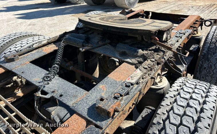 image for item ET3112 2004 Mack CH613 semi truck