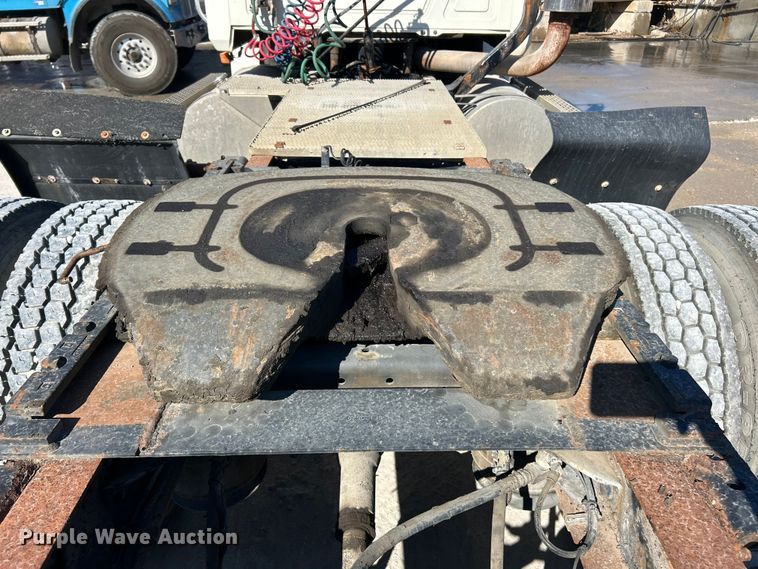 image for item ET3112 2004 Mack CH613 semi truck