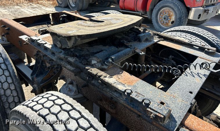 image for item ET3112 2004 Mack CH613 semi truck