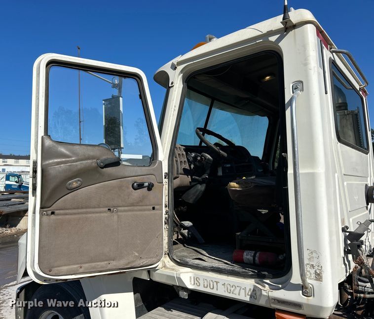 image for item ET3112 2004 Mack CH613 semi truck