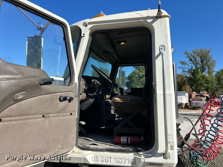 image for item ET3112 2004 Mack CH613 semi truck