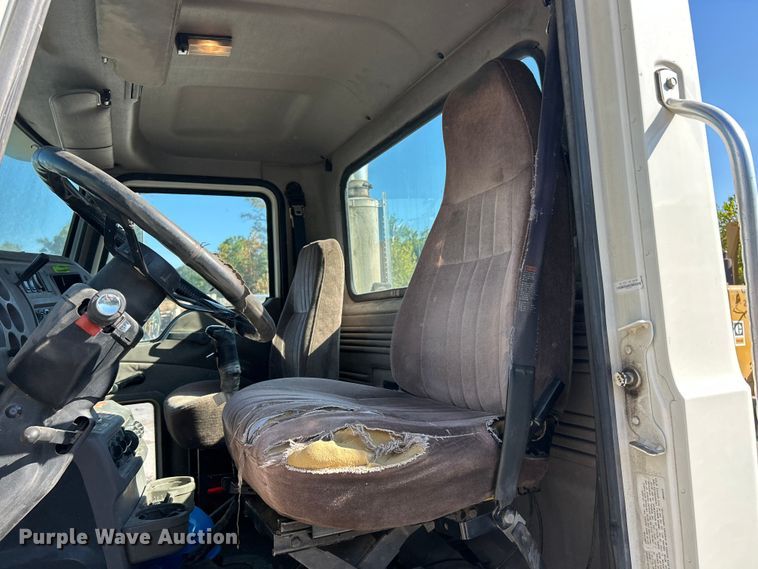 image for item ET3112 2004 Mack CH613 semi truck