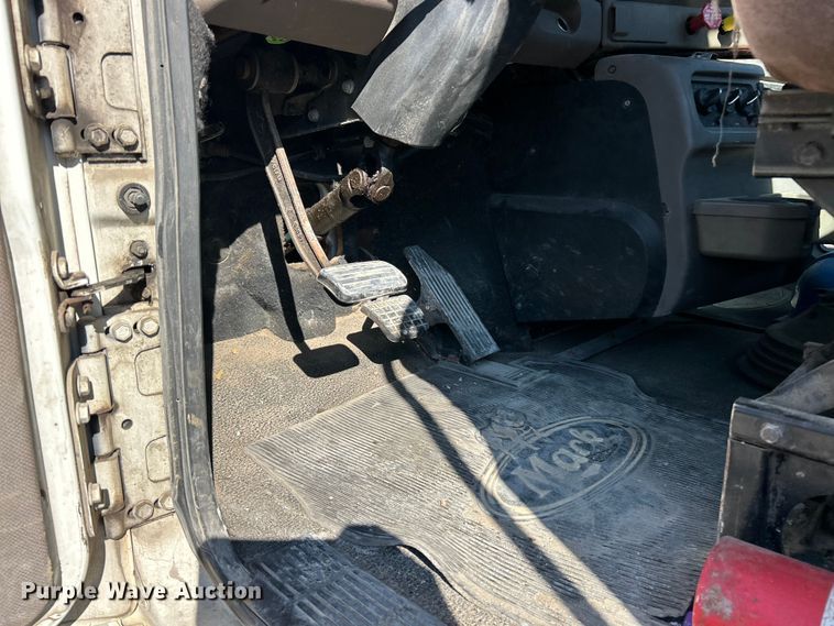 image for item ET3112 2004 Mack CH613 semi truck