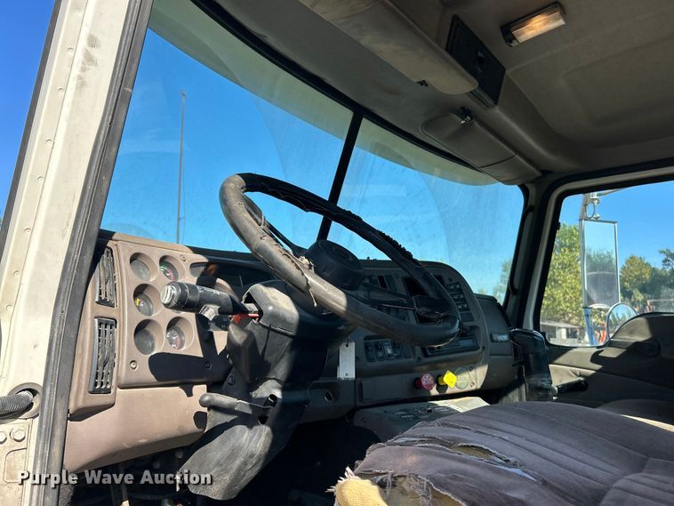 image for item ET3112 2004 Mack CH613 semi truck