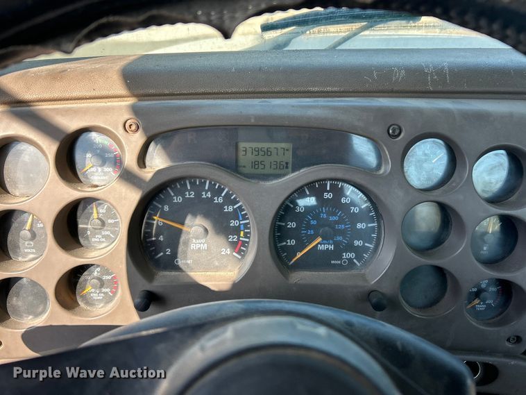 image for item ET3112 2004 Mack CH613 semi truck