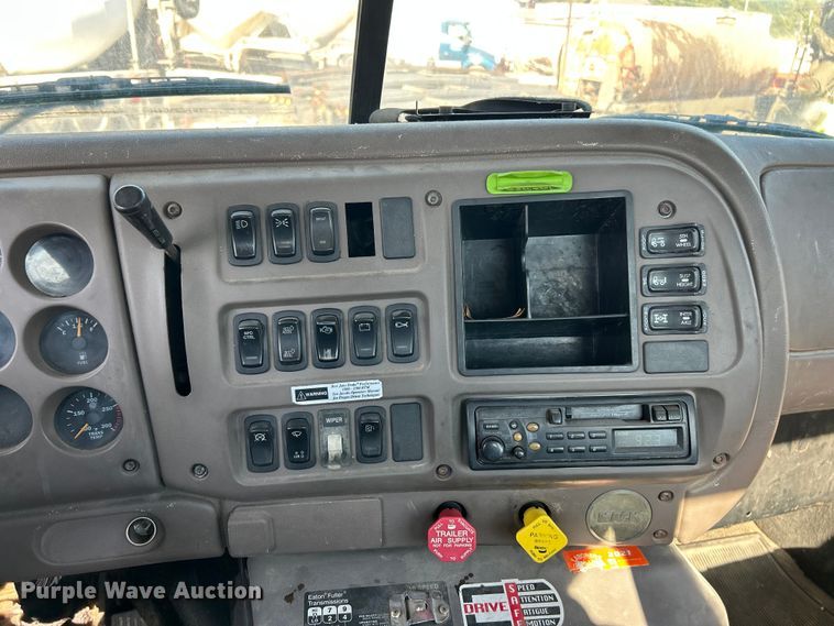 image for item ET3112 2004 Mack CH613 semi truck