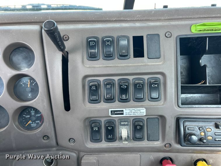 image for item ET3112 2004 Mack CH613 semi truck