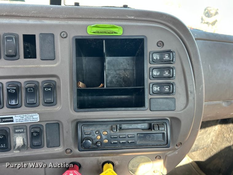 image for item ET3112 2004 Mack CH613 semi truck