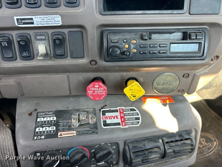 image for item ET3112 2004 Mack CH613 semi truck