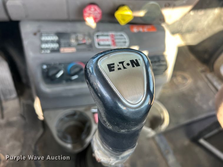 image for item ET3112 2004 Mack CH613 semi truck