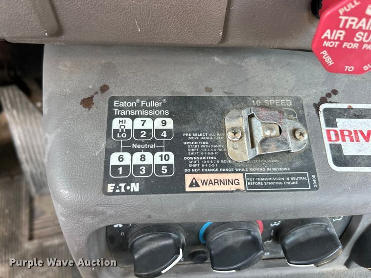 image for item ET3112 2004 Mack CH613 semi truck