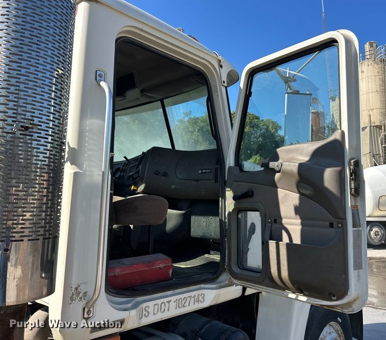 image for item ET3112 2004 Mack CH613 semi truck