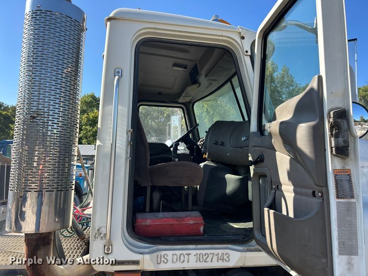 image for item ET3112 2004 Mack CH613 semi truck