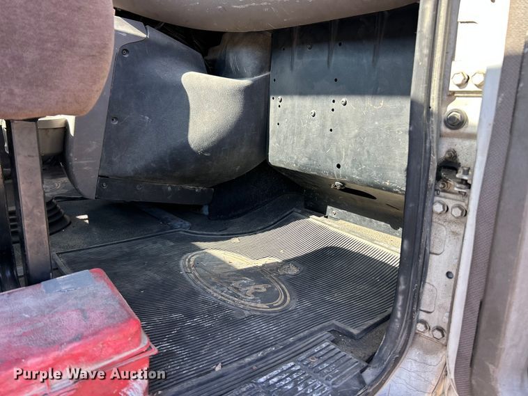 image for item ET3112 2004 Mack CH613 semi truck