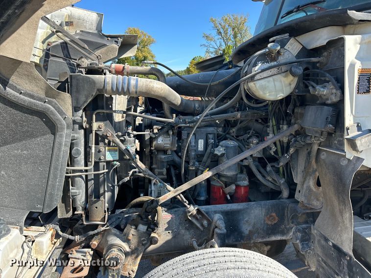 image for item ET3112 2004 Mack CH613 semi truck