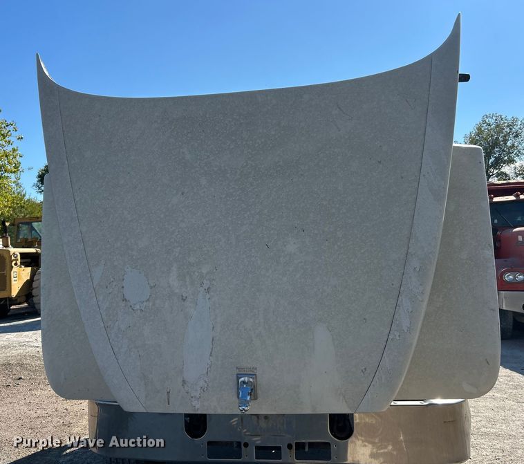 image for item ET3112 2004 Mack CH613 semi truck