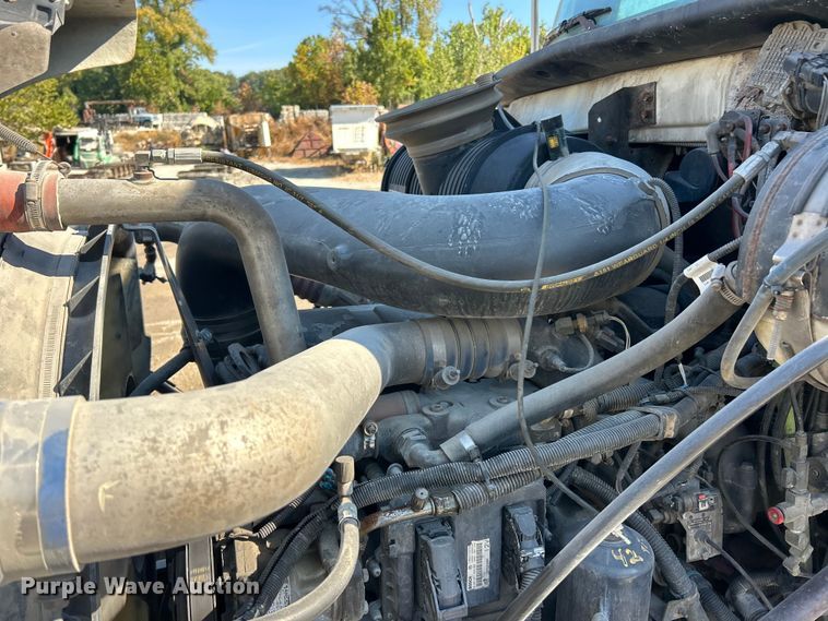 image for item ET3112 2004 Mack CH613 semi truck