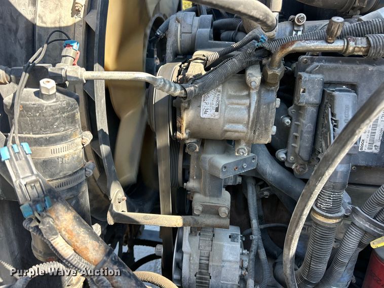 image for item ET3112 2004 Mack CH613 semi truck