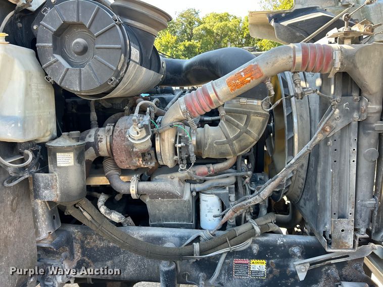 image for item ET3112 2004 Mack CH613 semi truck