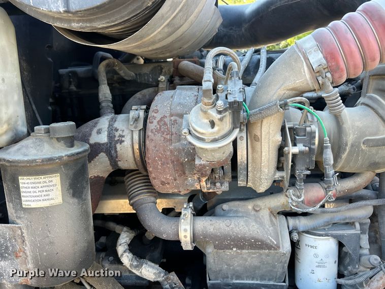 image for item ET3112 2004 Mack CH613 semi truck