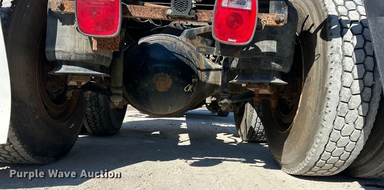 image for item ET3112 2004 Mack CH613 semi truck