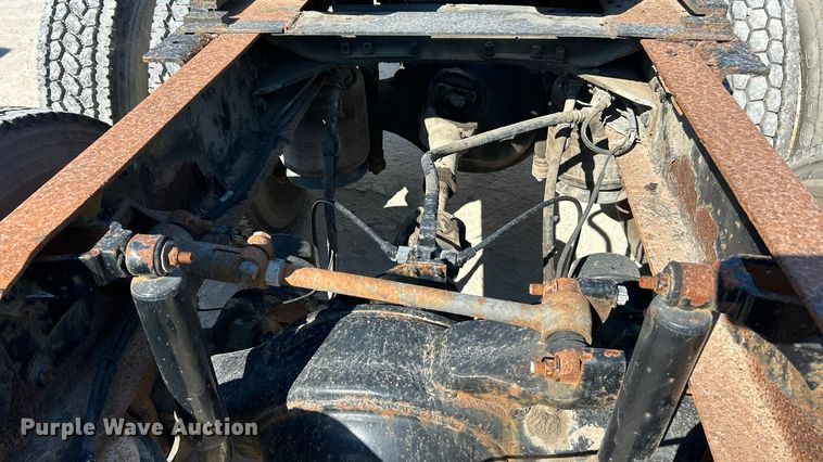 image for item ET3112 2004 Mack CH613 semi truck