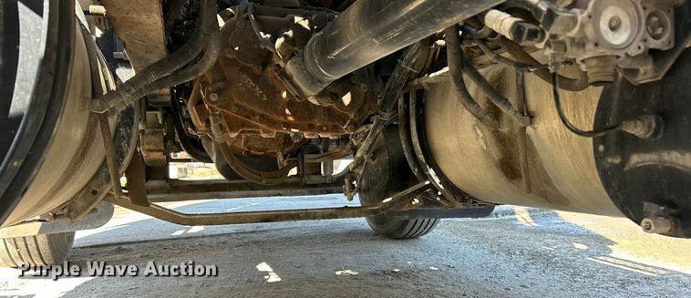 image for item ET3112 2004 Mack CH613 semi truck