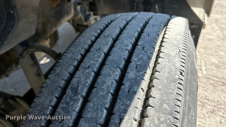 image for item ET3112 2004 Mack CH613 semi truck