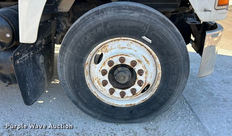 image for item ET3112 2004 Mack CH613 semi truck