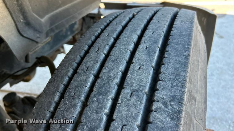 image for item ET3112 2004 Mack CH613 semi truck