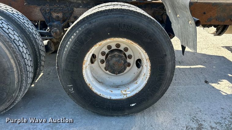 image for item ET3112 2004 Mack CH613 semi truck