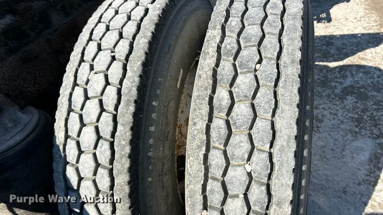 image for item ET3112 2004 Mack CH613 semi truck