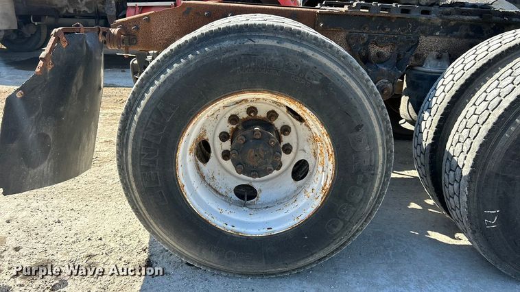 image for item ET3112 2004 Mack CH613 semi truck