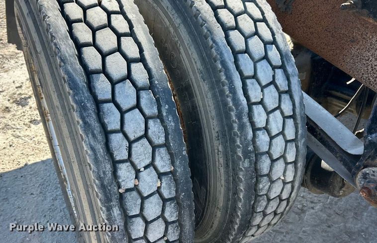 image for item ET3112 2004 Mack CH613 semi truck