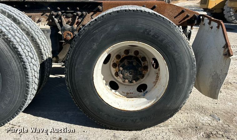 image for item ET3112 2004 Mack CH613 semi truck