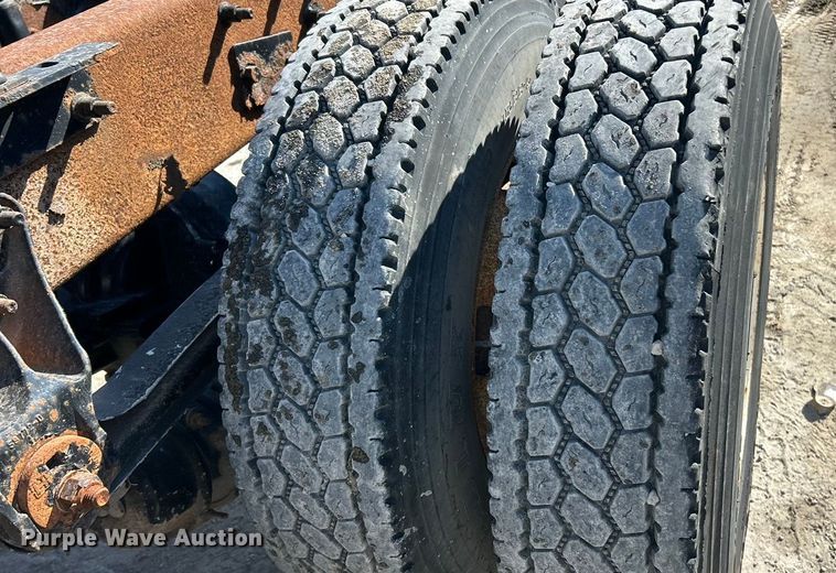 image for item ET3112 2004 Mack CH613 semi truck