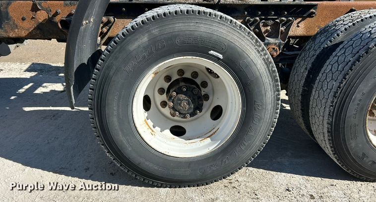 image for item ET3112 2004 Mack CH613 semi truck