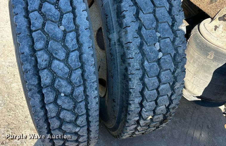 image for item ET3112 2004 Mack CH613 semi truck