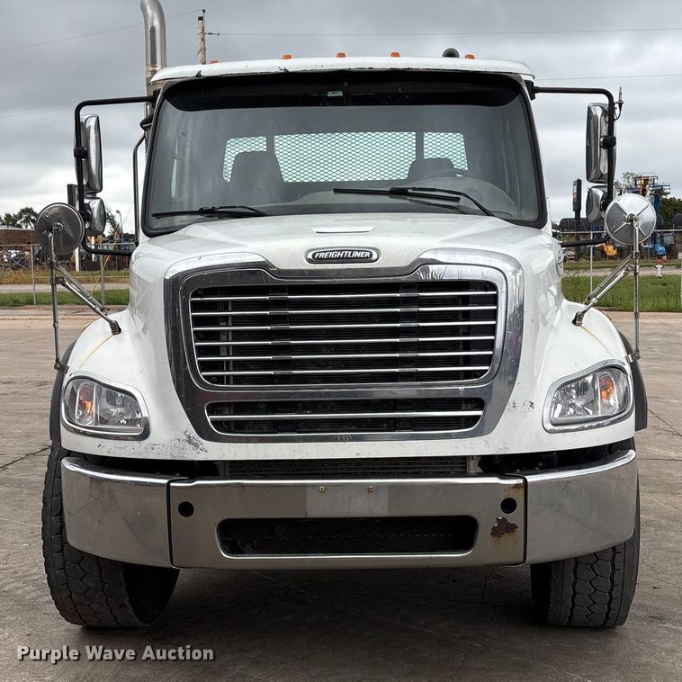 image for item ET4504 2009 Freightliner Business Class M2 rollback truck