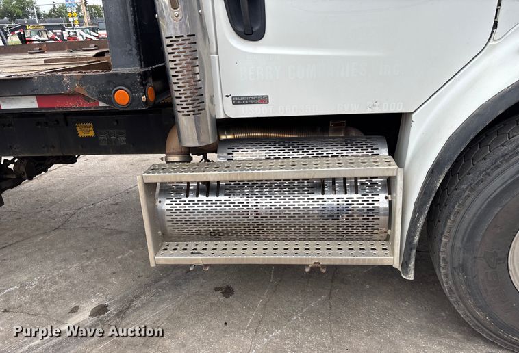 image for item ET4504 2009 Freightliner Business Class M2 rollback truck